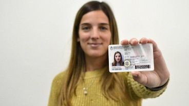 Los trámites de DNI para extranjeros pasan a costar $14.000.