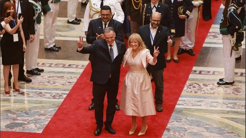 Yamandú Orsi es el nuevo presidente de Uruguay, y Carolina Cosse, su vicepresidenta.