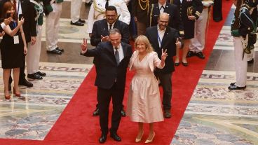 Yamandú Orsi es el nuevo presidente de Uruguay, y Carolina Cosse, su vicepresidenta.