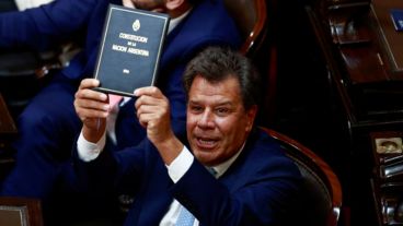 El momento en el que Manes le muestra la Constitución a Milei.