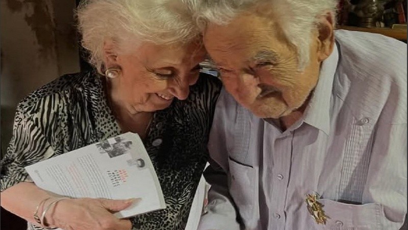 La presidenta de Abuelas aprovechó su viaje al país vecino para dialogar con Pepe Mujica.