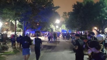 Una de las fiestas se realizaba en plena vía pública.