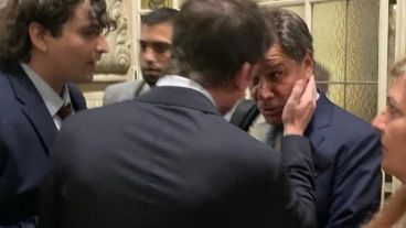 El tenso cara a cara entre Caputo y Manes en los pasillos del Congreso de la Nación.