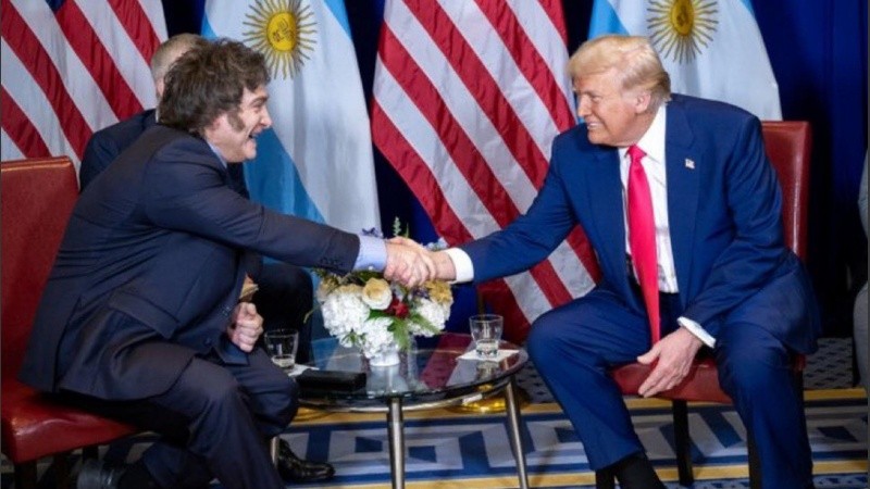 Milei y Trump estrecharon sus manos en Washington durante el pasado febrero.