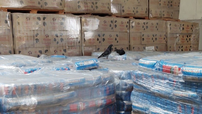 Denuncian que el Ministerio de Capital Humano retiene útiles escolares y más alimentos que están 