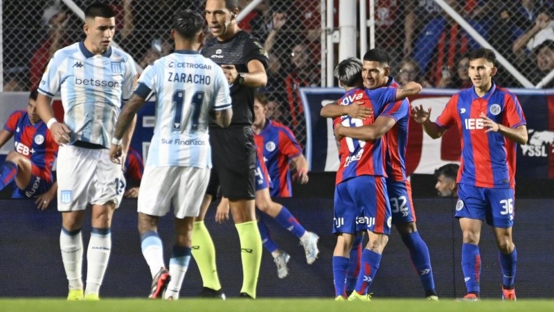 San Lorenzó se lo dio vuelta a Racing y alcanzó la línea de Central en ...