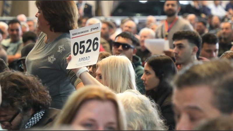 El dinero que se les entregó, salió de los autos subastados a los estafadores.