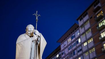 Los files rezan frente al hospital de Roma por la salud del Papa.