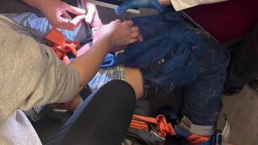 El hombre fue reducido, atado y trasladado a la parte trasera del avión.