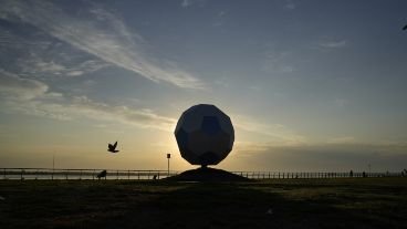 Tras un martes soleado, el miércoles amaneció parecido: cielo celeste y aire pegajoso, en el marco de una ola de calor que promete ser implacable.