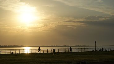 Tras un martes soleado, el miércoles amaneció parecido: cielo celeste y aire pegajoso, en el marco de una ola de calor que promete ser implacable.