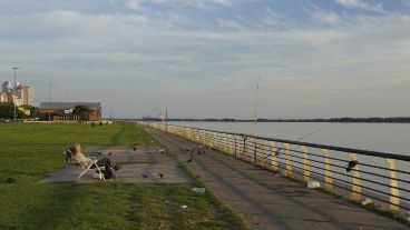 Tras un martes soleado, el miércoles amaneció parecido: cielo celeste y aire pegajoso, en el marco de una ola de calor que promete ser implacable.