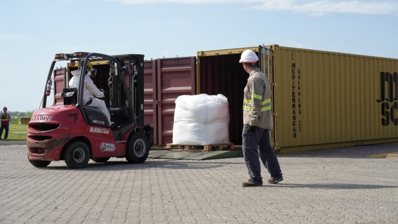 El litio se exporta en contenedores.