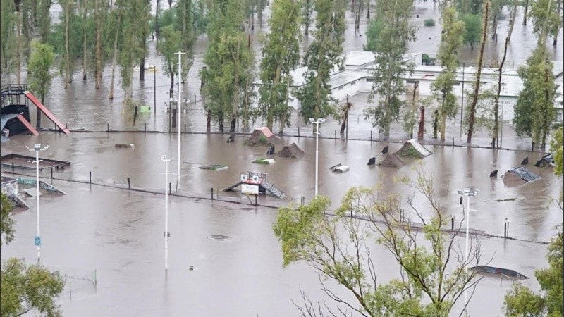 Imágenes impactantes de la inundación en Bahía Blanca.