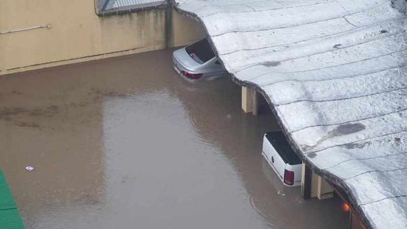 Las calles de Bahía Blanca colapsaron por la cantidad de agua que cayó en pocas horas.
