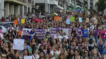 La columna de mujeres llegando al Monumento Nacional a la Bandera