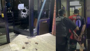 Dos personas fueron detenidas por arrojar piedras.