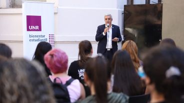 La Universidad Nacional de Rosario presentó a la comunidad su Programa de Becas 2025 y le dio la bienvenida a 298 nuevos estudiantes que ingresan este año a la institución gracias a la Becas de Acceso a la Universidad Pública, una de las 10 becas que ofrece la UNR.