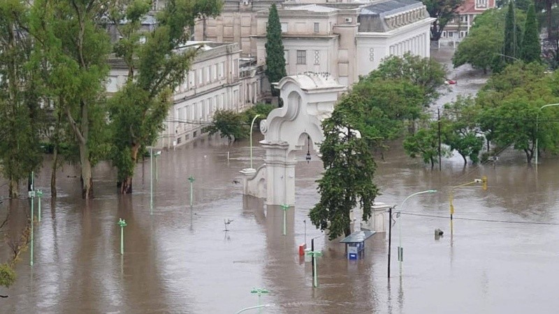 Las calles de Bahía Blanca colapsaron por la cantidad de agua que cayó en pocas horas.