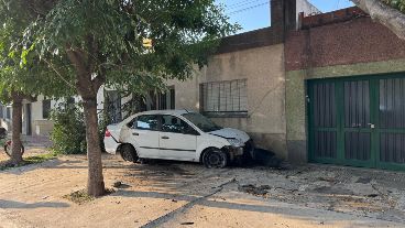Así quedó el auto contra el frente de la casa en zona sur.