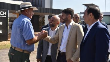 Pullaro junto al ministro Puccini y el gobernador Valdez (Corrientes) durante su recorrida por Expoagro.