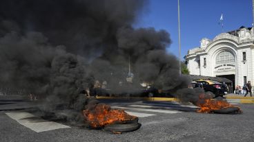 Protesta tachera contra el avance de Uber en Rosario.