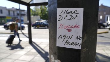 Los carteles que los taxistas pegaron en las paradas de la terminal.