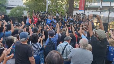 Nutrida convocatoria en la plaza Pringles contra la represión y en solidaridad con el fotógrafo Pablo Grillo.