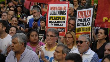 Nutrida convocatoria en la plaza Pringles contra la represión y en solidaridad con el fotógrafo Pablo Grillo.