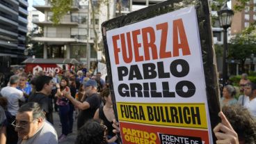 Nutrida convocatoria en la plaza Pringles contra la represión y en solidaridad con el fotógrafo Pablo Grillo.