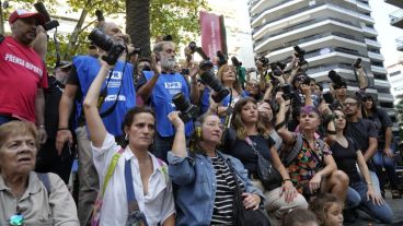 Nutrida convocatoria en la plaza Pringles contra la represión y en solidaridad con el fotógrafo Pablo Grillo.