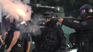 Miembros de la policía argentina enfrentan a manifestantes, frente al Congreso de la Nación en Buenos Aires.
