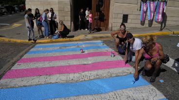 Blanco, celeste y rosa para conmemorar la lucha LGTB+.