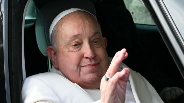 El papa Francisco salió de su habitación para rezar y continúa su internación "estable", en el marco de un cuadro respiratorio complejo.