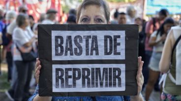 La movilización rosarina por los jubilados se desarrolló en plaza San Martín con importante participación de organizaciones.