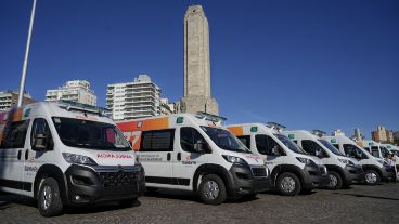 Las ambulancias entregadas en el Monumento a la Bandera.