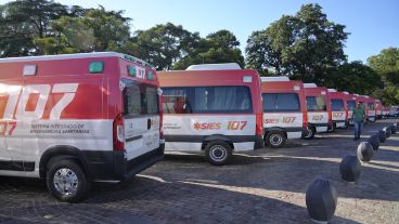 Las ambulancias entregadas en el Monumento a la Bandera.