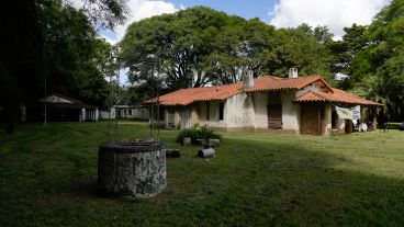 La quinta vista desde el frente: el chalet y atrás el quincho y el lugar de los detenidos. Fuera de plano, la pileta y los vestuarios.