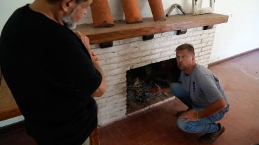Intrusos. Restos de un fuego reciente en el hogar del living comedor de la casa.