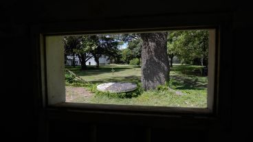 Dri, único sobreviente adulto del CCD, veía la pileta y una cancha de vóley que ya no existe.
