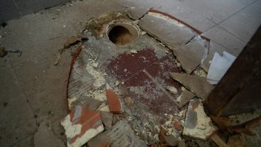 Arqueologìa clandestina: en el piso roto de un baño asoman restos de cerámicos anteriores.