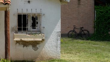 El arte como respuesta: una bicicleta negra de Fernando Traverso, símbolo de los desaparecidos en Rosario.