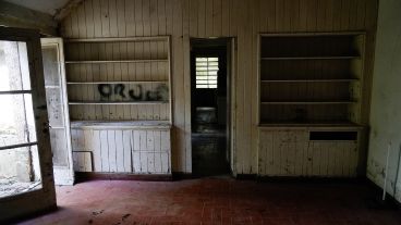 El comedor diario, pegado a la cocina, detrás de la sala principal.