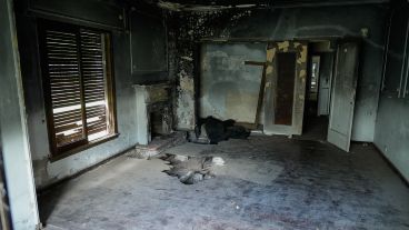 Vandalismo extremo: la pieza principal del chalet tiene un hogar y sufrió un incendio.