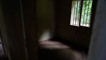 La casa de los detenidos son tres habitaciones pequeñas y un baño.