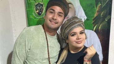 La hija del periodista junto al pai umbanda