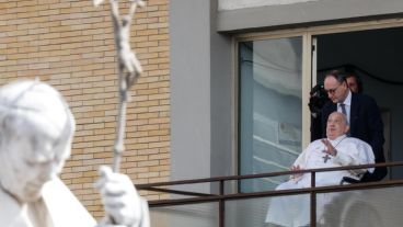 El papa Francisco saludó a los fieles desde la ventana del Policlínico.