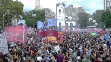 Miles de personas se movilizaron hacia Plaza de Mayo, a 49 años del golpe de Estado de 1976.