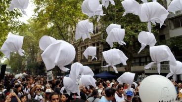 Los pañuelos blancos, símbolo de las Madres y Abuelas de Plaza de Mayo, presentes en la movilización a Plaza de Mayo, este 24 de marzo.