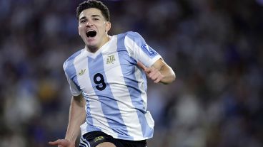 Julián rompió el marcador y salió a gritar.